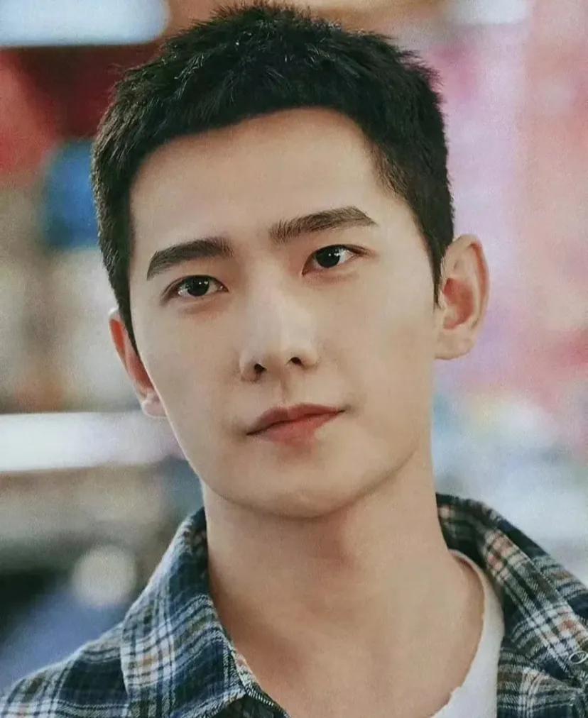 他要是在大家说他油的时候马上出来道歉，把态度摆的低些，表示之后好好专研演技，然后