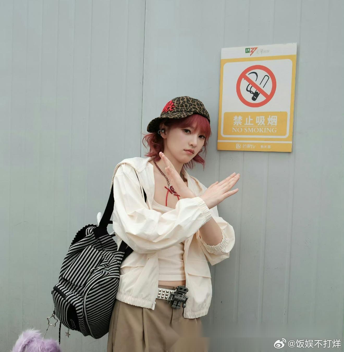 有网友发现张月在化妆间吃饭时，黄灿灿的工作人员直接在张月旁边抽烟，烟雾缭绕，张月