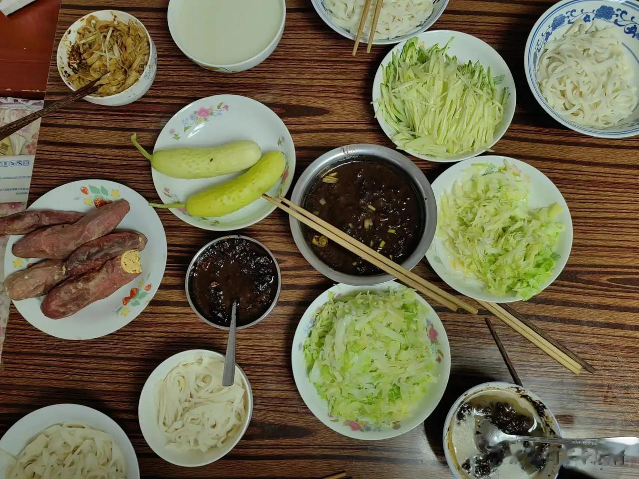 正宗炸酱面的八大菜码为：
黄瓜丝，小萝卜丝，青蒜末，香椿末，水萝卜丝，焯熟的豆芽