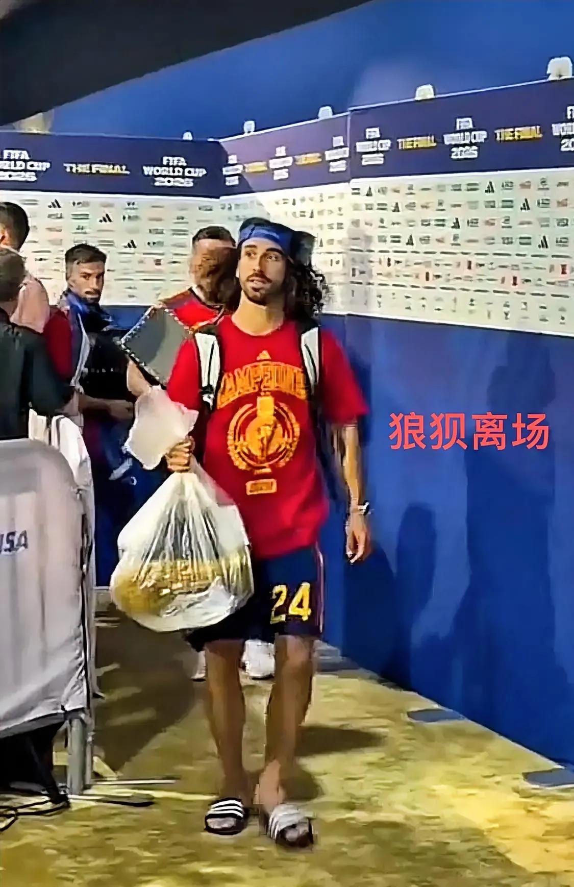 世界杯决赛西班牙拿下冠军，库库雷利亚拎奖杯的画面直接火了。
赛前，大力神杯登场仪