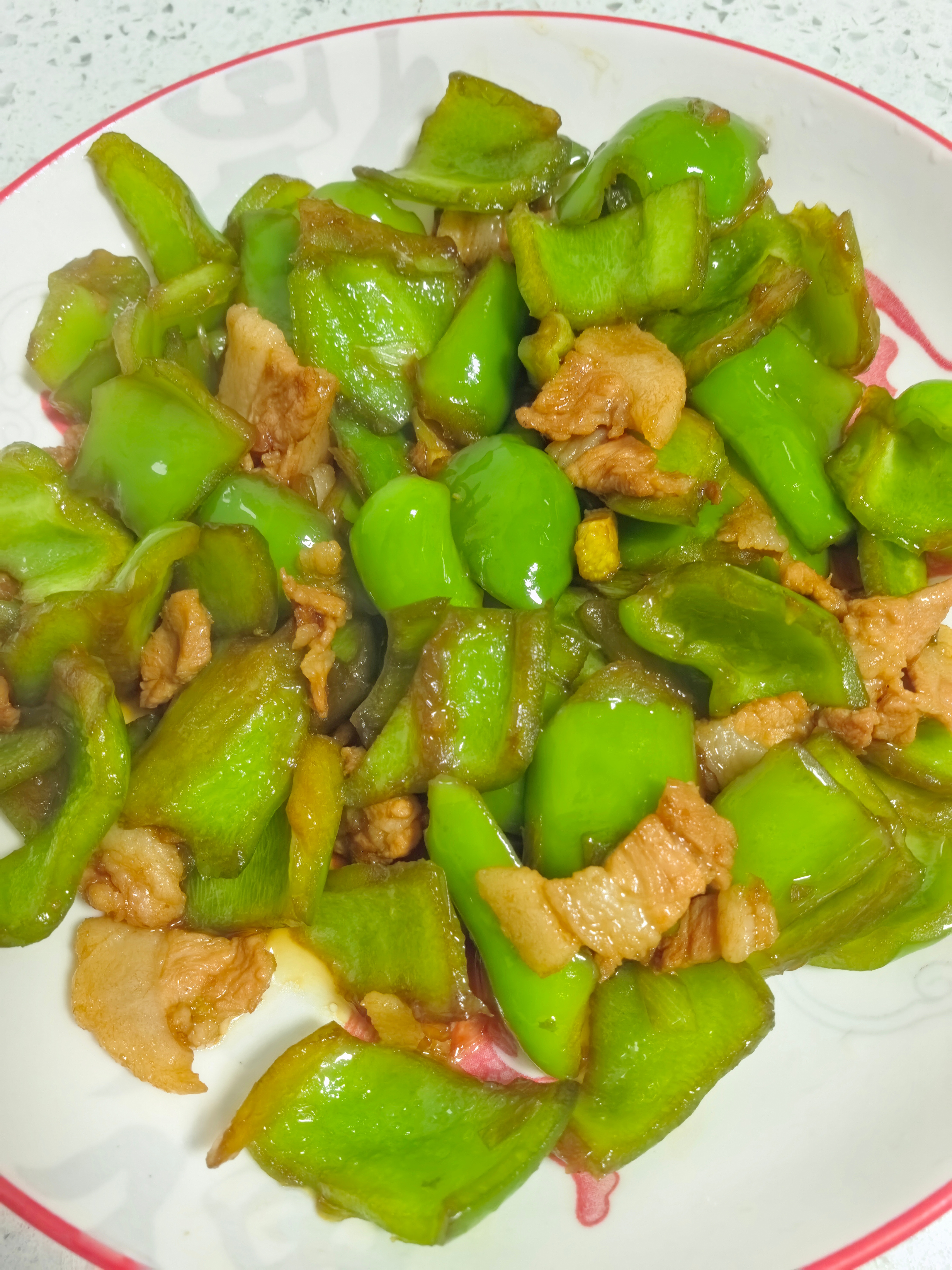 每日一餐分享晚饭时间到～小酥肉➕两个炒菜荤素搭配搞定。周五愉快啊！ 