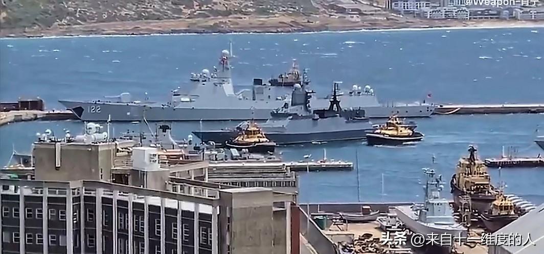 这小体格子啊！都是来参加金砖国家海军军演的！在南非海军基地里面俄罗斯护卫舰在驳船