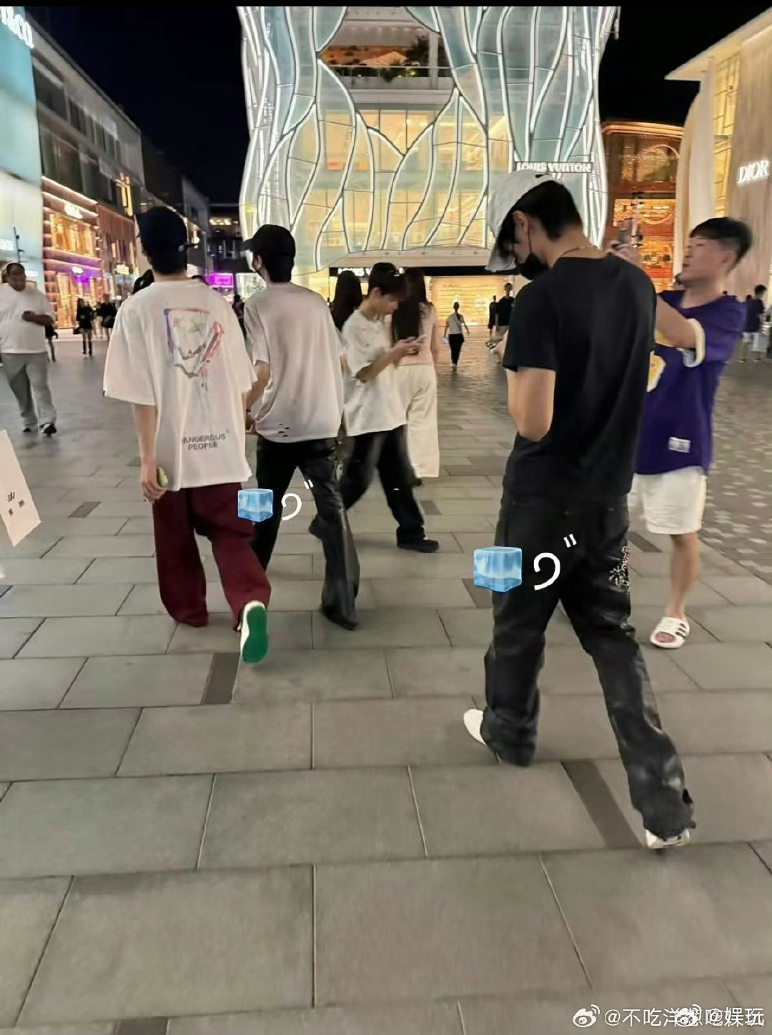 三里屯偶遇张峻豪邓佳鑫童禹坤刷完整段偶遇视频，三个少年结伴逛街的画面，越看越觉得