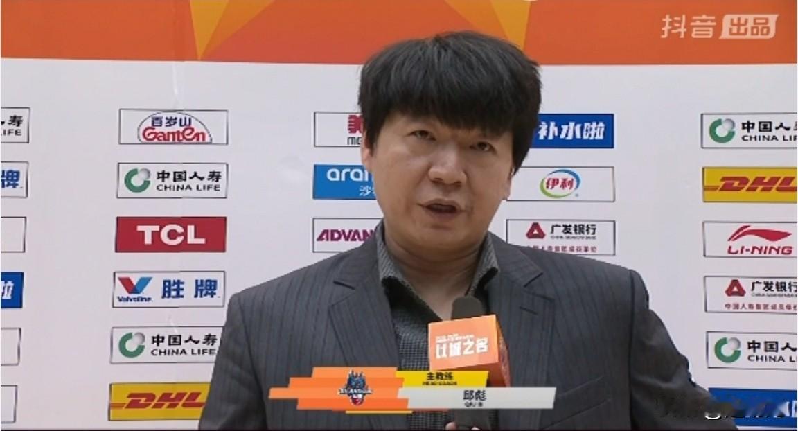 团队篮球击败个人英雄主义的经典之战！山东队93:87把榜首广厦队拉下马。
本场比