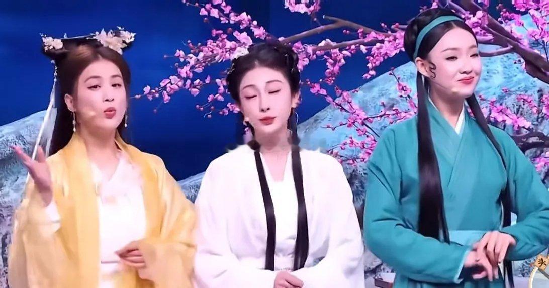 一直以为黄圣依变化不大，保养的一直很好，和管乐、张小婉在一起，年龄感就明显了！ 