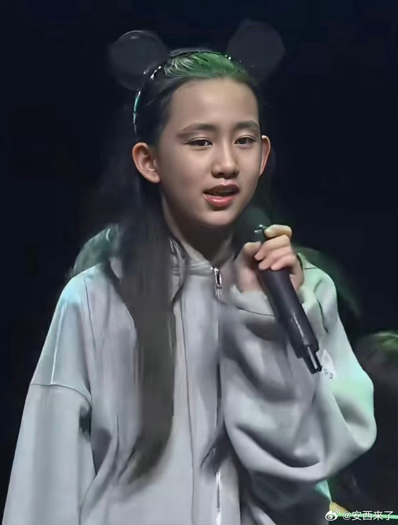 黄磊二女儿和黄磊一模一样哈哈 这张一模一样啊[哈哈] ​​​