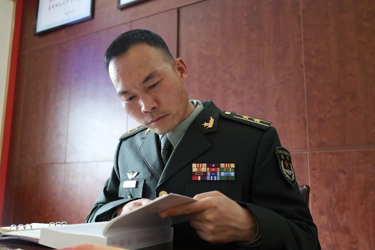 柴富华，第83集团军某旅营长，入伍22年，他始终聚焦备战打仗主责主业，总结出多项