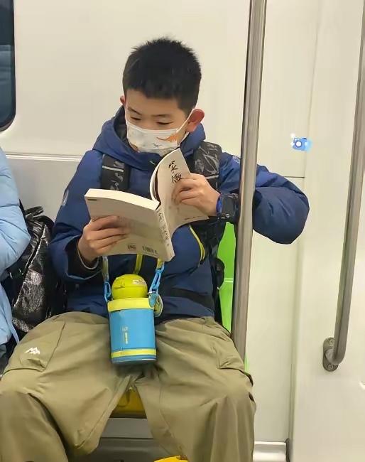 地铁上这幕给我整破防了！今天坐地铁，老远看见这小孩端着书看得特认真，我心里还挺感