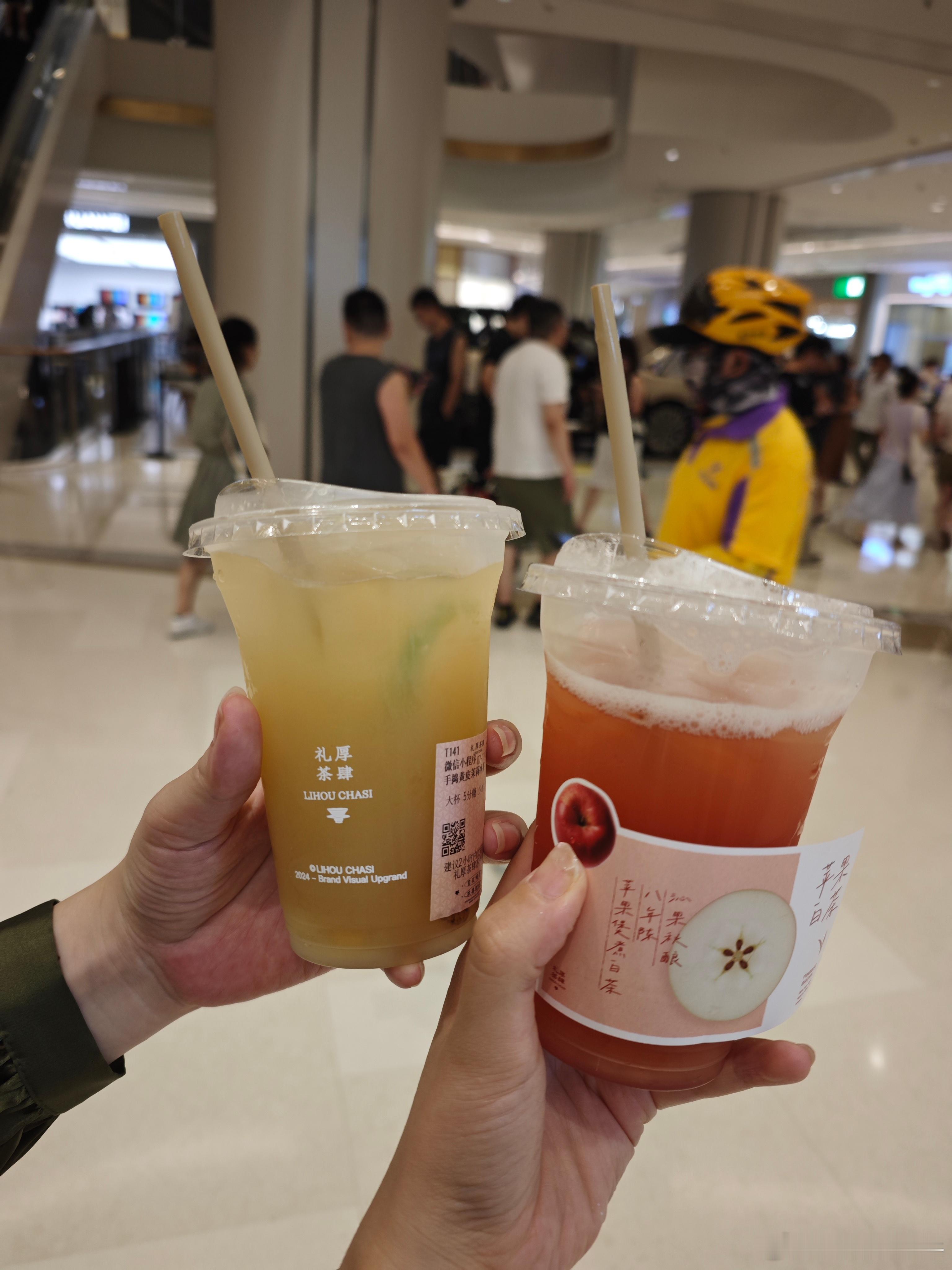 台风前出来和老姐妹逛街了，这大长腿！至今未发现个子高的坏处，我要是能有一米七五就