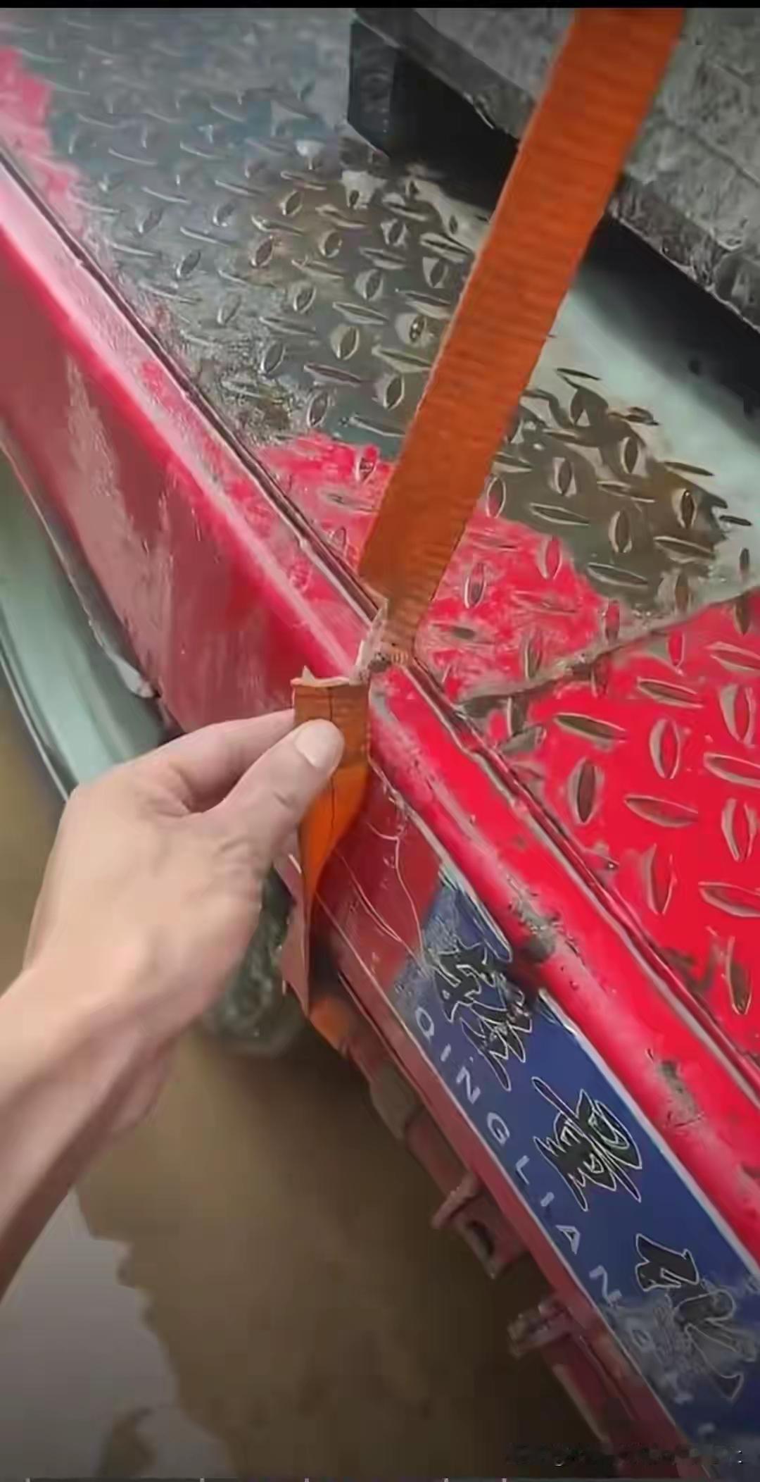 歹毒至极！司机服务区睡一觉，全车绑带被割半，险些酿成高速车祸
 
对于常年奔波在