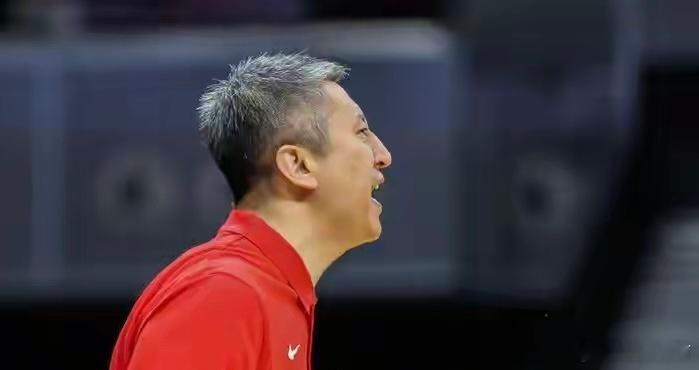 中国男篮开启世预赛第二阶段征程 距离中卡之战还有六天，中国男篮提前抵达多哈，避免