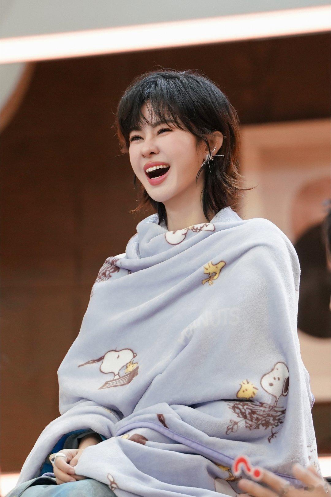 郁可唯是不是躲被窝背梗了 从穿戴甲左手小技巧，到小狗尿不湿神反问，再到塑料蛋糕小