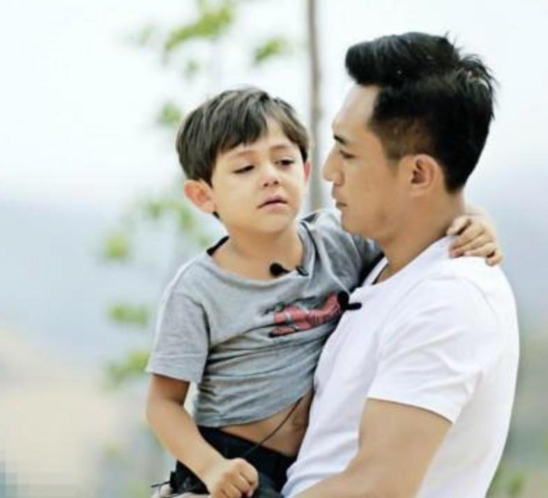 手机响起，拿起来一看，是儿子的号码，一看到他的号码就头痛，肯定有事！接了电话，儿