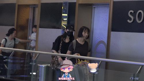 王鸥带女儿上早教知名娱记苏小五拍到王鸥带女儿上早教，互动很是温柔，画面好温馨。 
