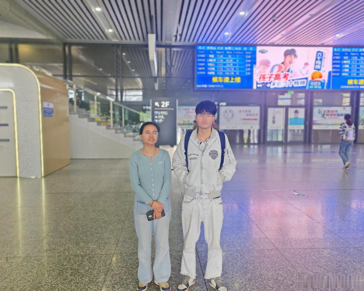 千里寄锦旗点赞宁波救助站暖心善举 不久前，来自青海的大二学生小平执意休学外出打工
