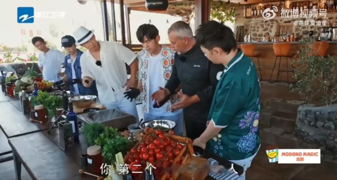 周杰伦做饭人类迷惑行为大赏 周杰伦做饭，简直就是一场行为艺术秀！那花衬衫配狂野手