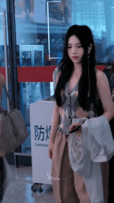 她食指戴着戒指，大家机会来了