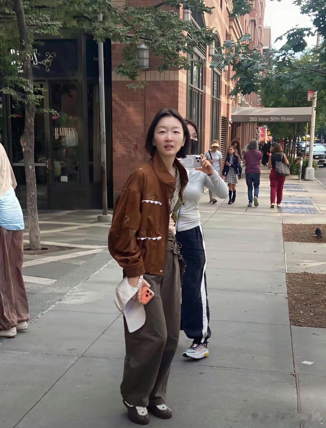 纽约逛街时，竟然碰到素颜的周冬雨啦！谁懂啊，太让人惊喜了！ ​​​