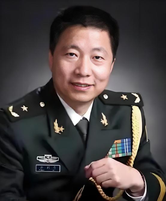 杨利伟退休待遇揭秘：没有巨额奖金，只有“终身金钟罩”。2003年10月15日，杨