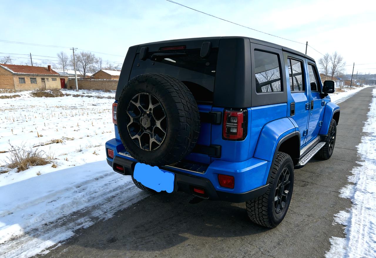 刀锋英雄柴油版北京bj40蓝色。不算很少见，但是这个车在雪地里的表现真是让人意外