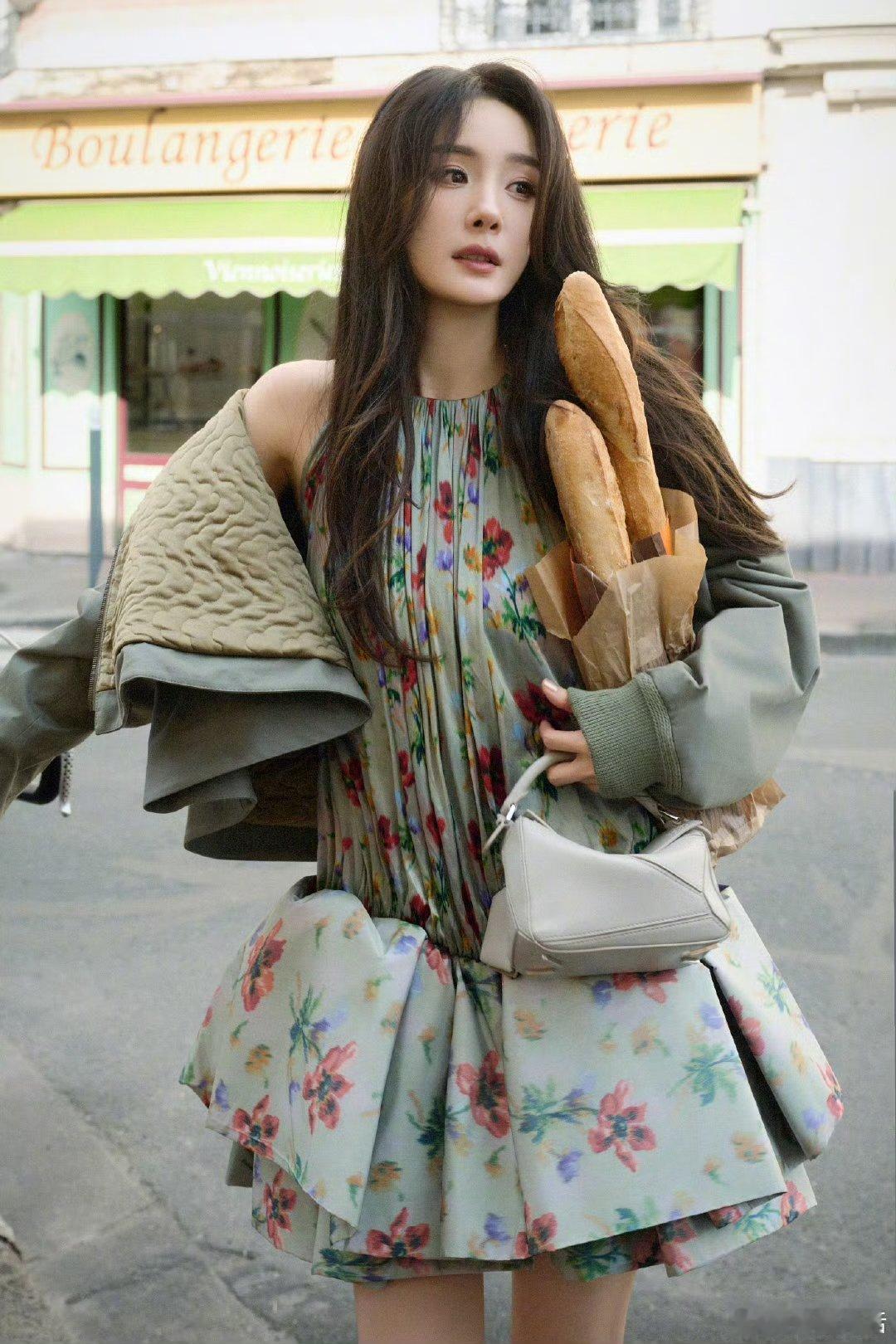 杨幂浪漫碎花裙杨幂携碎片闯入街角老婆你真的要闪耀巴黎啊！ ​​​