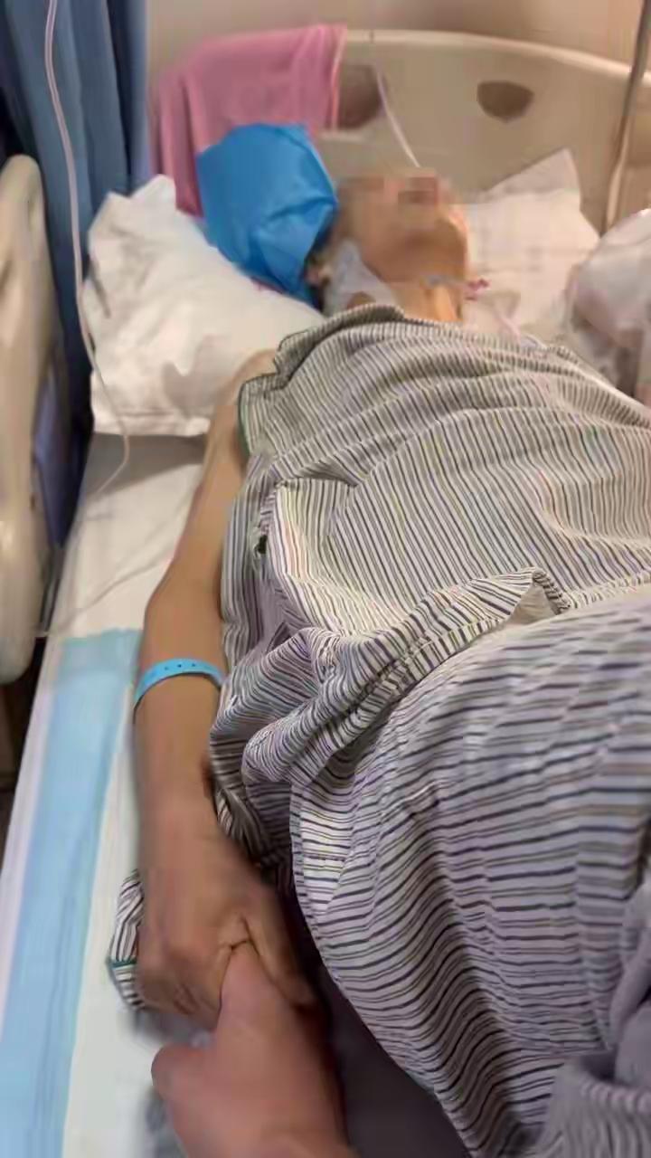 离谱！手术橡胶管遗留体内，老人二次开刀、丢了工作，医疗维权太难了
 
重庆一名胆