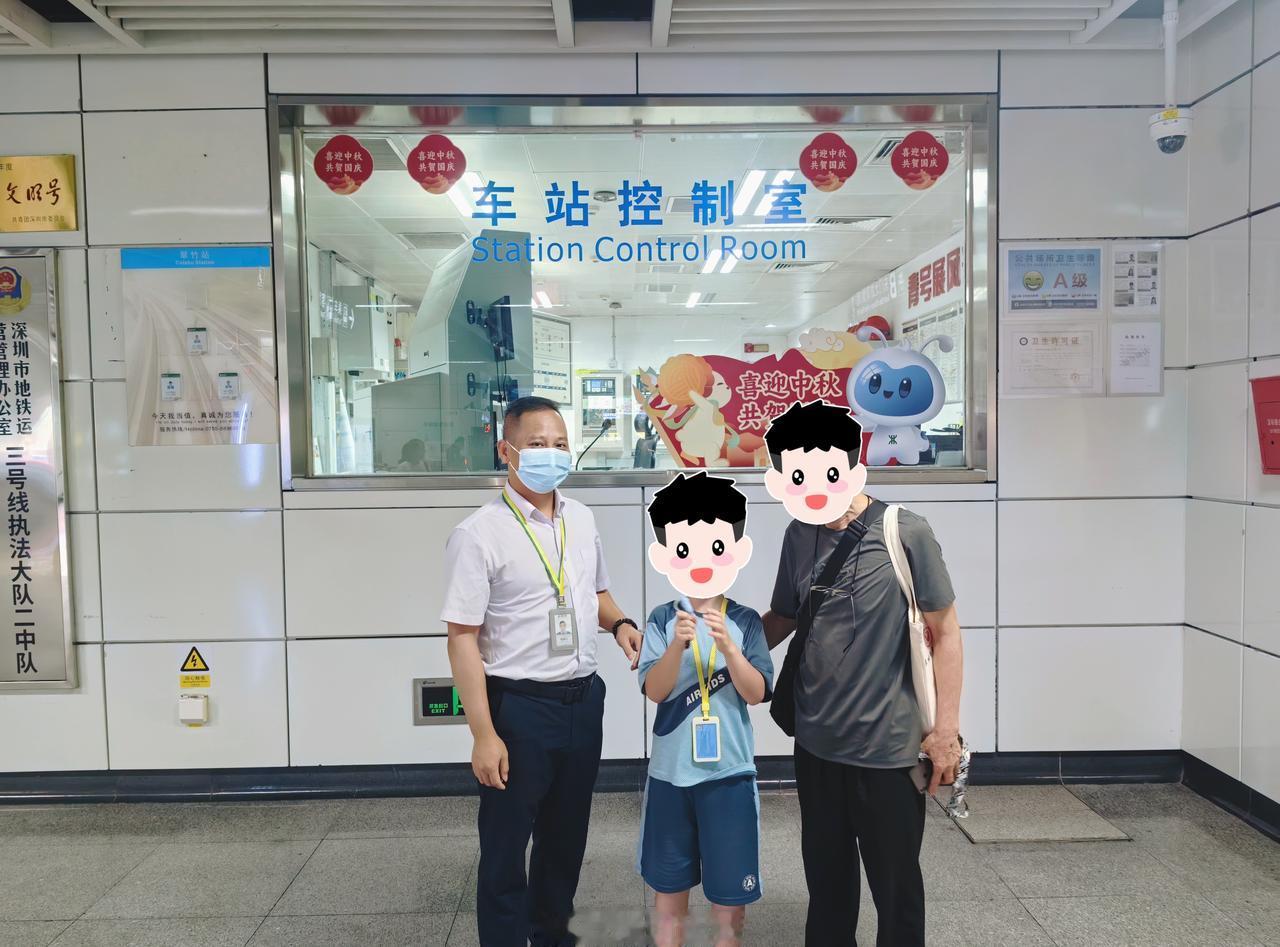 近日，深圳地铁3号线翠竹站工作人员帮乘客寻回了在列车上遗失的物品，乘客对车站工作