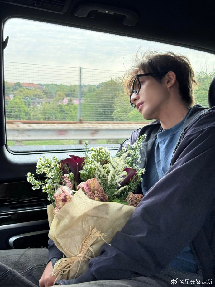 宋威龙捧花神图宋威龙车里捧花随拍 没有刻意摆拍的精致感，花在怀里人靠在椅背，松弛