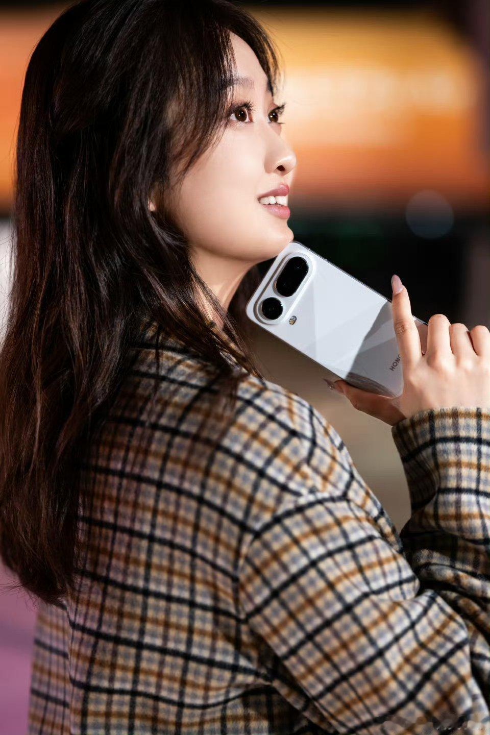 荣耀美女产品经理与Magic8 Pro Air很搭哟！这颜值，Ai了