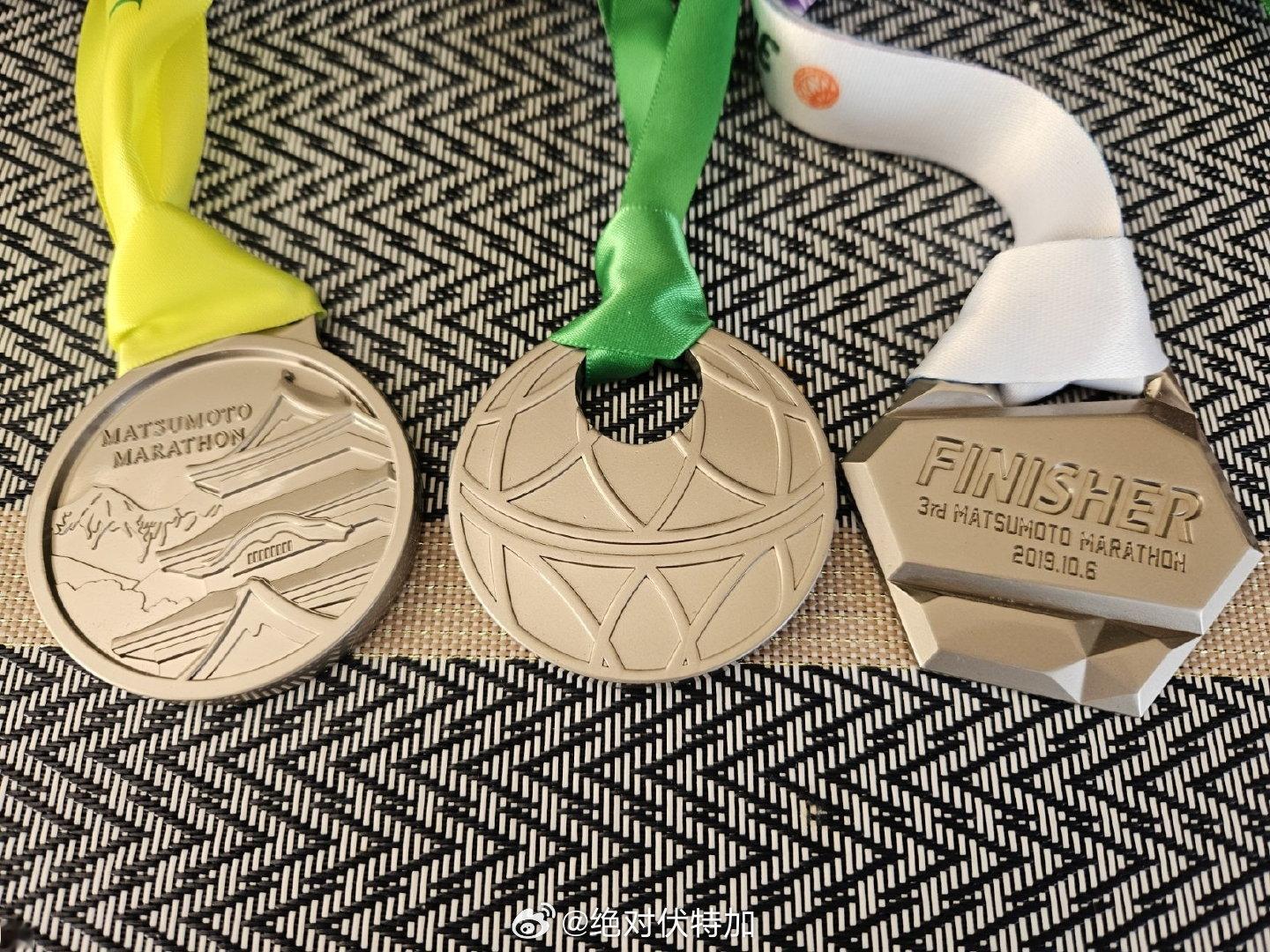 由于入不敷出，日本松本马拉松宣布停办。查了一下以前的奖牌，还挺好看的  