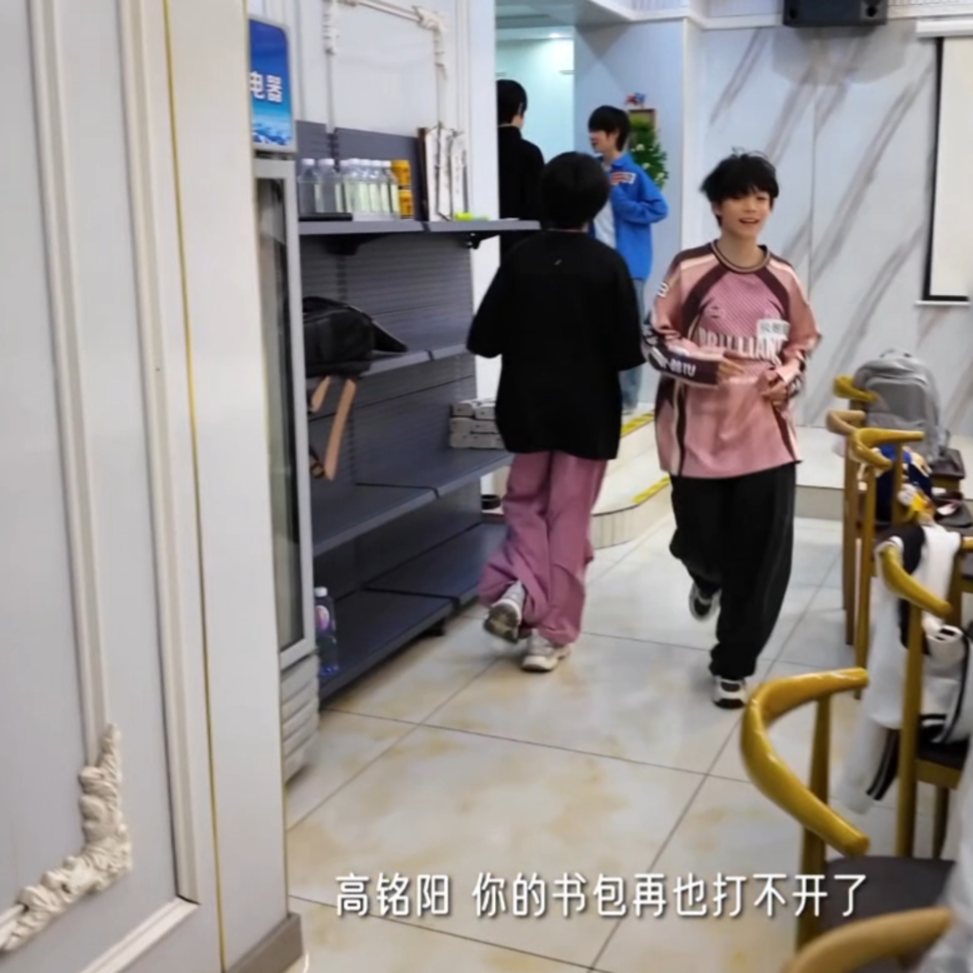 我请问你俩还认识吗