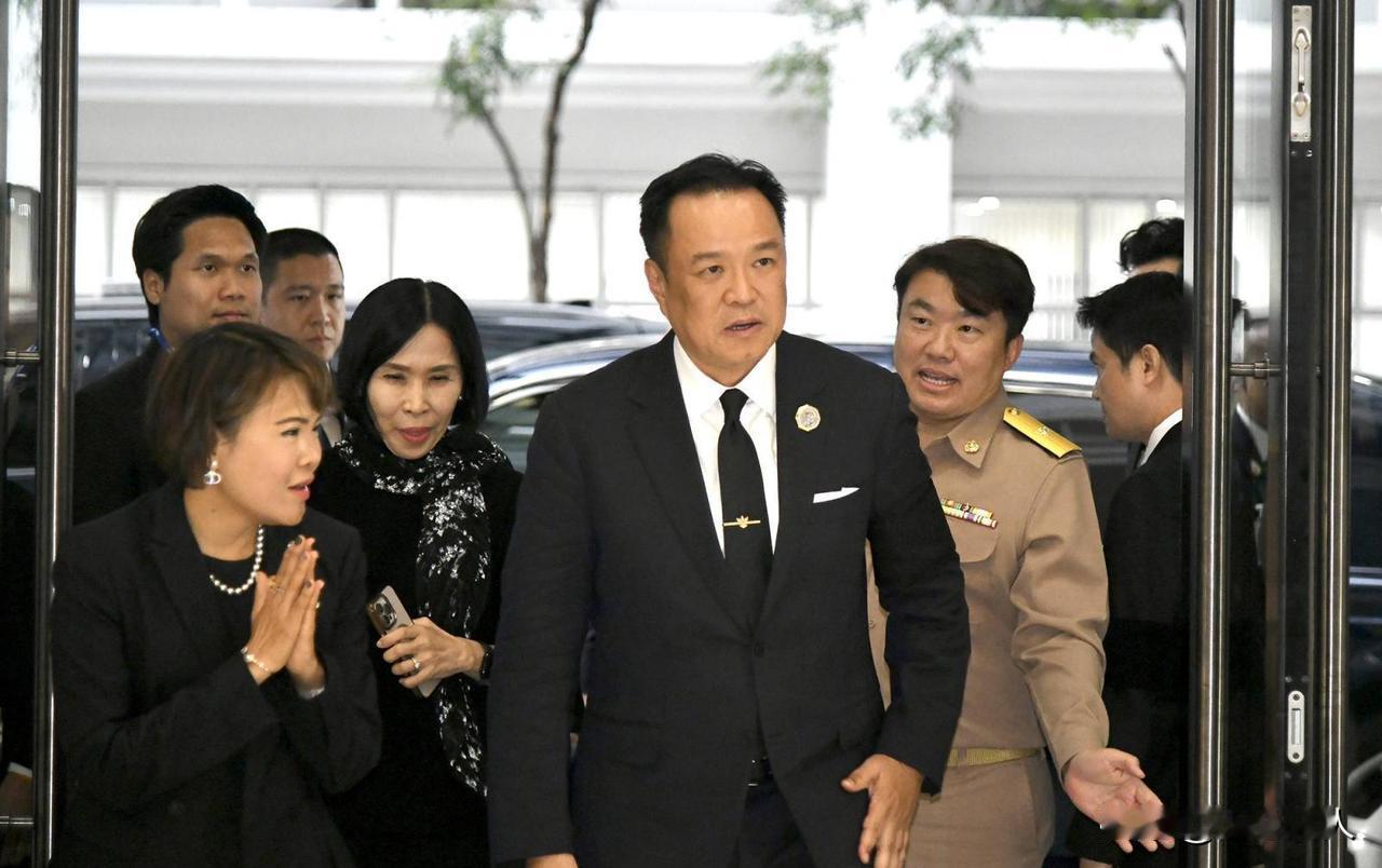 停火协议卡在地雷前，泰国突然翻脸，柬埔寨洪森遇难题。
昨天泰柬边境又出事了，一名