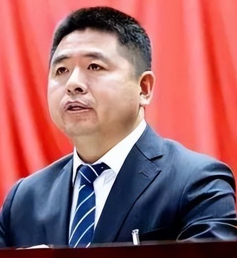 青岛，曾任职莱西，1977年的周科被开了

小周任过青岛市宣传部副职，市城管局正