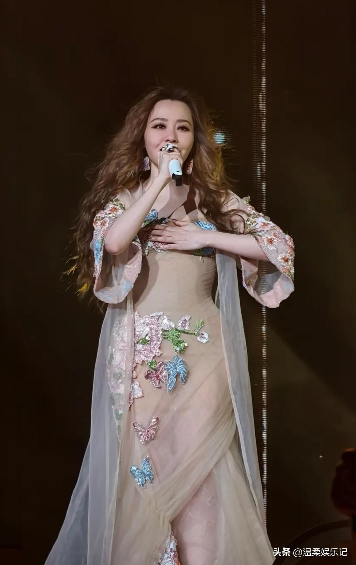 张靓颖演唱会穿的纱裙好漂亮！大长腿若隐若现