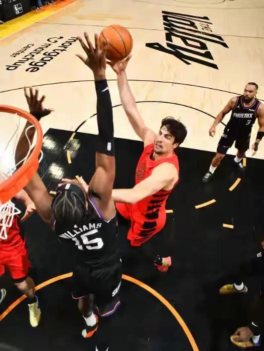 阿夫迪亚真强，MVP!
年薪才1000多万，性价比无敌!
41+12统治附加赛，