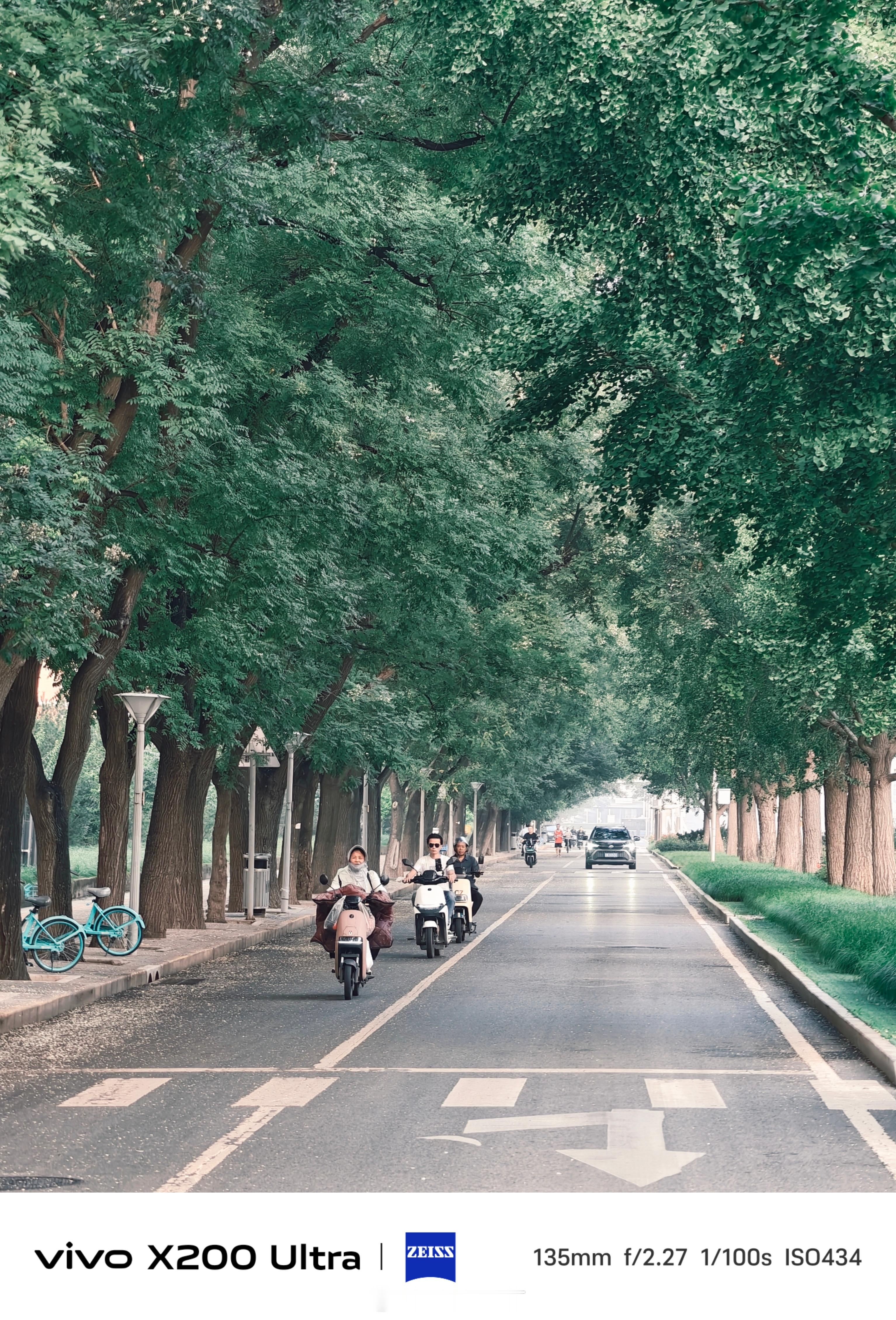 《盛夏的北京街头》盛夏的北京，空气中弥漫着雾气和潮热，仿佛一把就能攥出水来。清晨