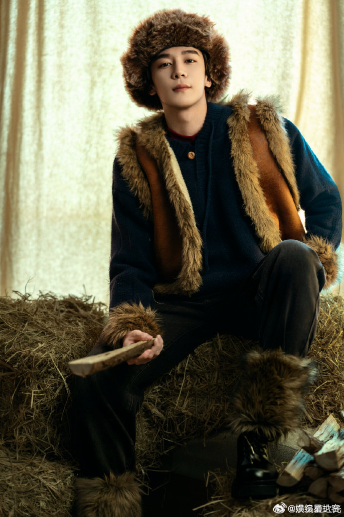 这双泪痣也太会了吧！衬得眼眸自带氛围感，又媚又欲的气质直接拉满，一眼就让人忍不住