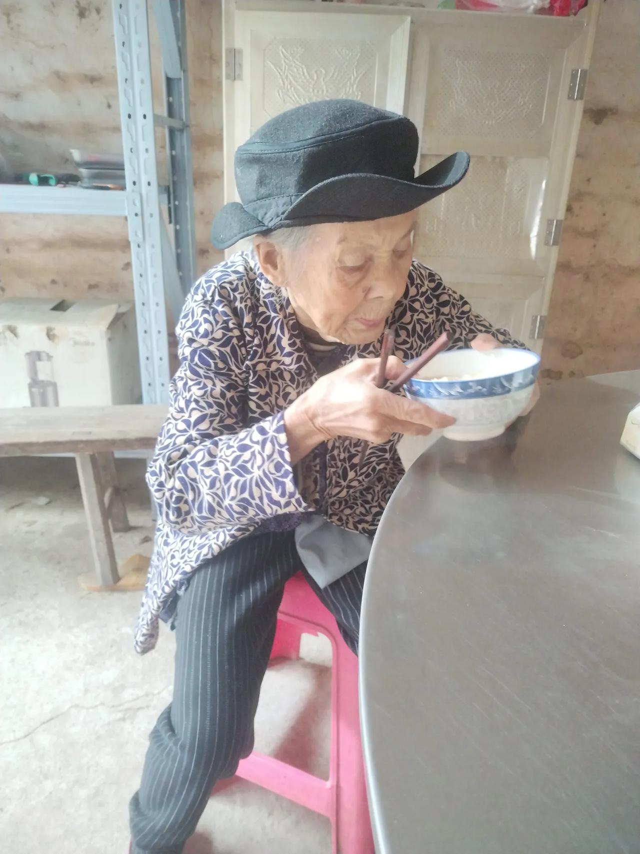 92岁太婆捧着青花碗，筷子夹着饭菜，吃得津津有味。那满足的模样，是岁月静好的模样