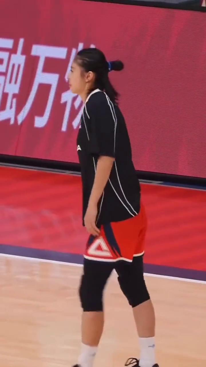 看把王思面吓一跳，老六反应真快。
看把大妹子吓得一激灵。