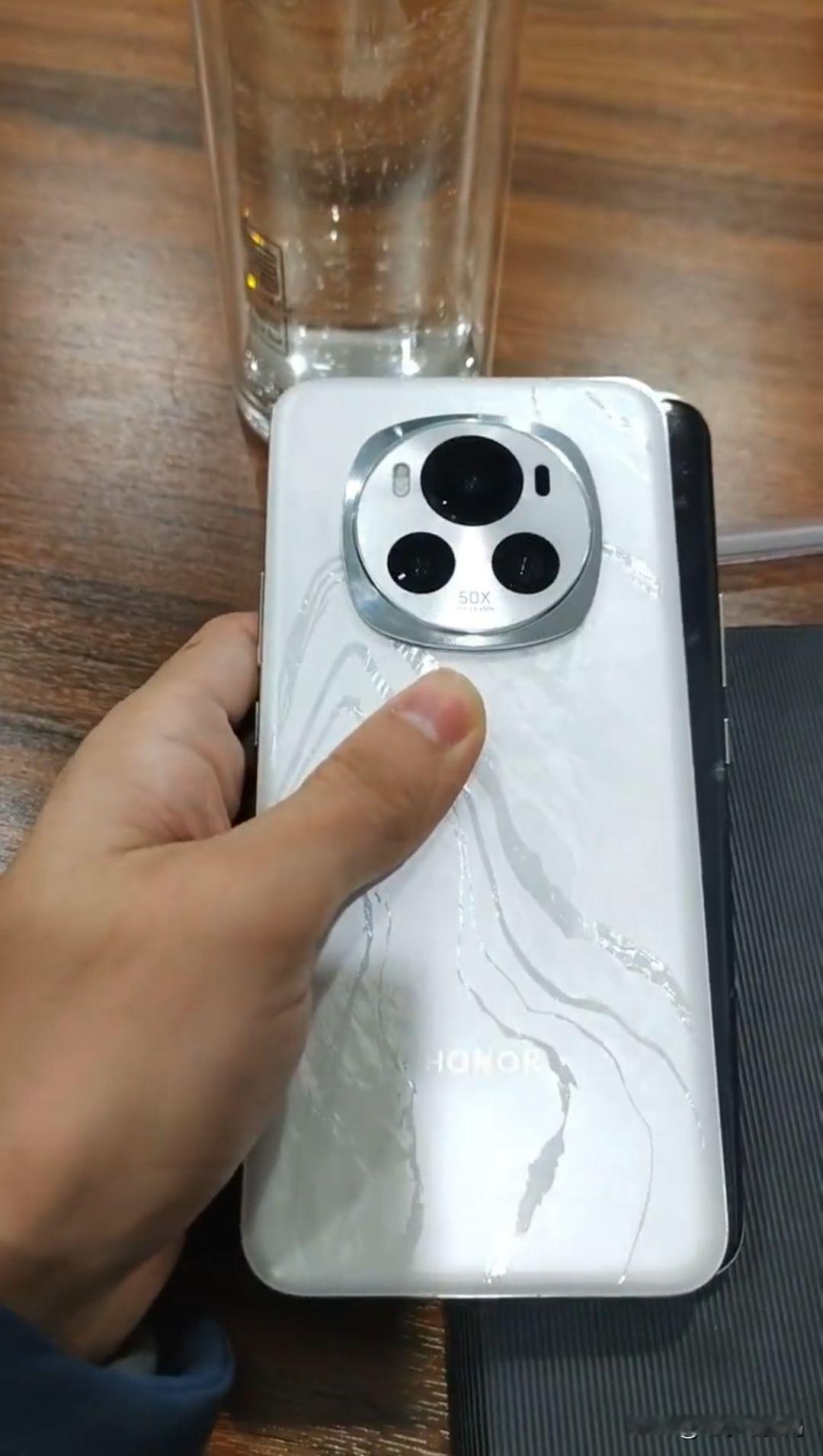 荣耀Magic6系列配置是真的很强！等一个价格真香~
全域低功耗LTPO护眼屏+