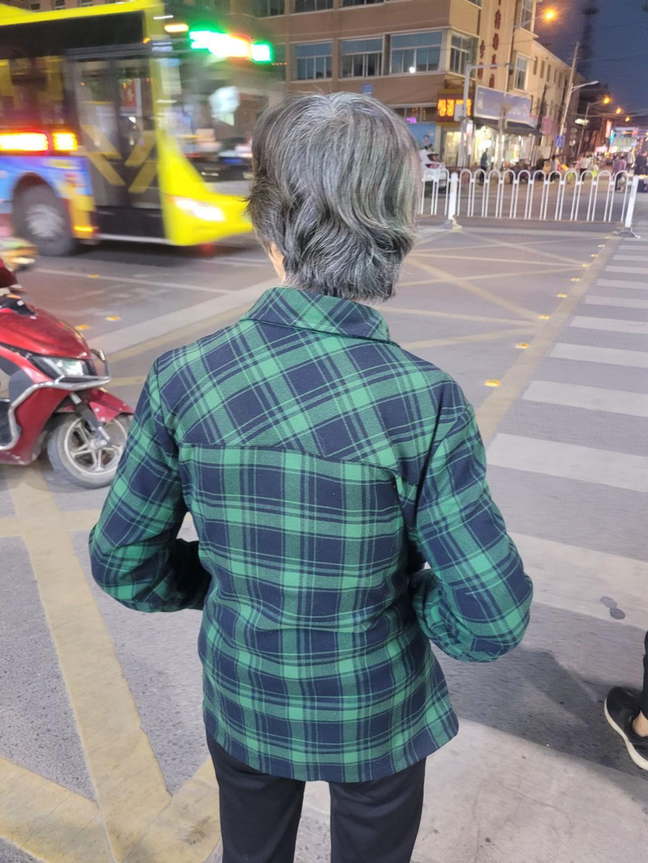 五一假期期间，我为83岁的姥姥安装了一枚摄像头，未曾料想，这却无意间倒凭添了她一