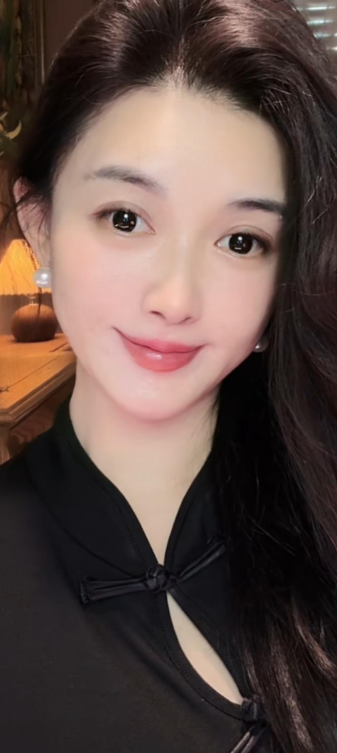 这姑娘笑起来真温柔啊。
