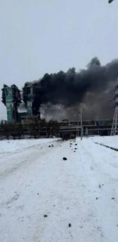 现场照片显示了昨日乌克兰特种作战行动后的景象——据报道，该工厂的大部分设施已经坍