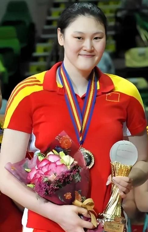 为国争光却惨遭郎平弃用！选择投奔土耳其的王一梅，如今生活怎样？她是中国女排的标志