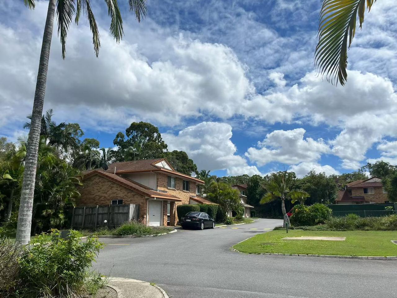 分享一张相册里随手拍的天空洁白的云团似棉花般轻柔，悬浮在天空之中太美了。