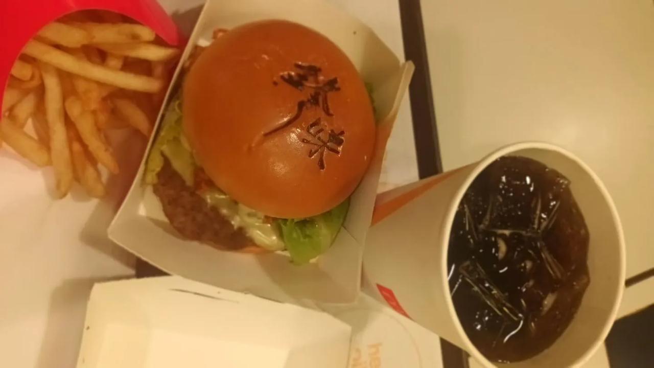 能够受到大型快餐连锁店青睐，具号召力嵌上大名出品餐包，试问哪位明星有此跨界多面能