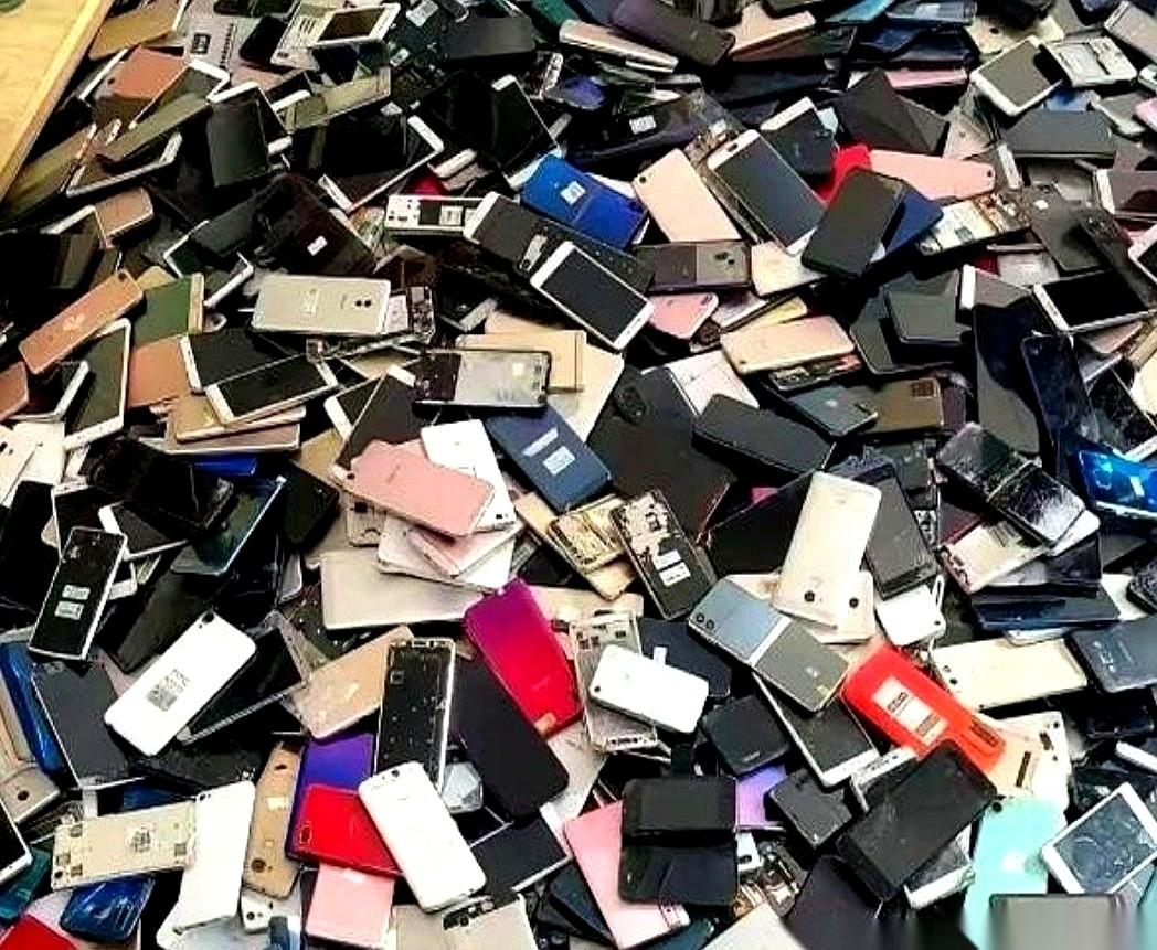 小区门口那个“高价回收手机”的摊子，别去。
大哥，你这手机能提炼黄金！他一边说，