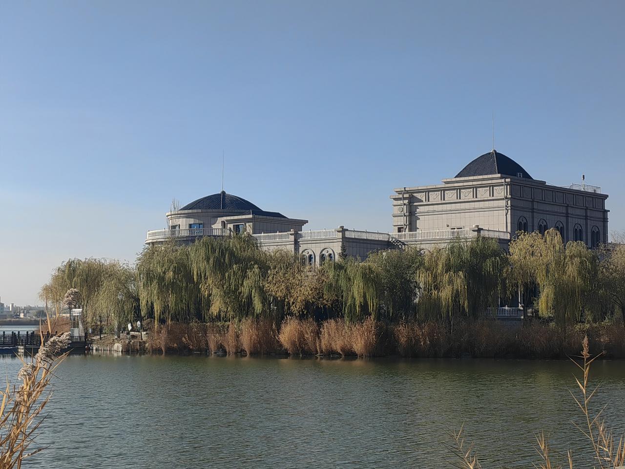 初冬时节，宁夏银川阅海湖就是一幅绝美的画卷。
它位于银川市金凤区，总面积1600