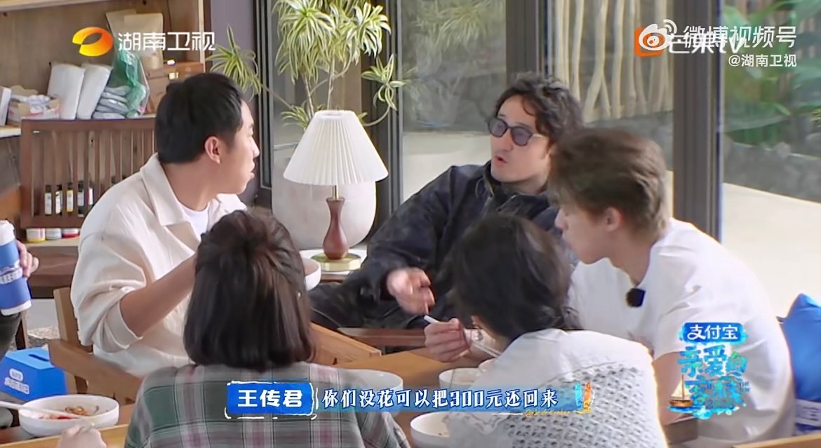 沈月组合名就是这样来的 徐志胜在线搞事被抓，沈月机智救场，用组合名自嘲，承包了整