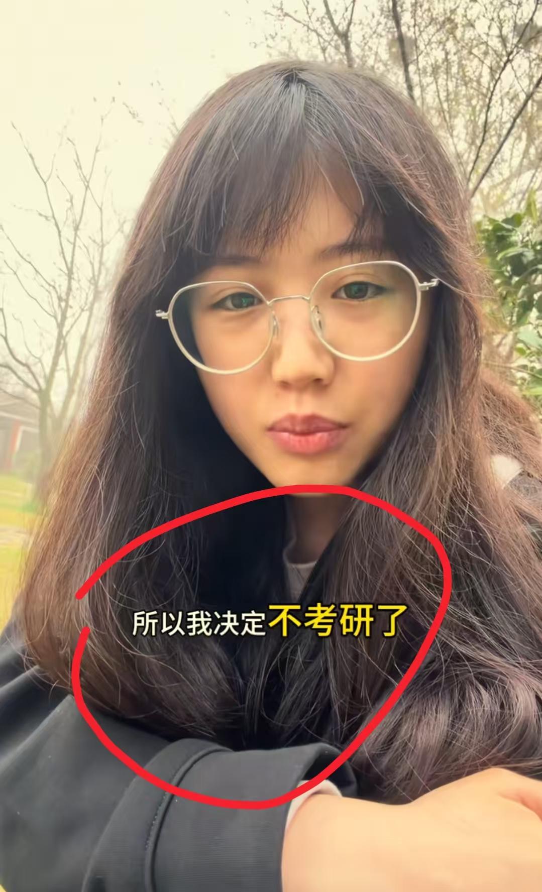 地炮妹妹已经很难再按网友期待的路走
原因很简单，不是因为她成绩不行，也不是因为她